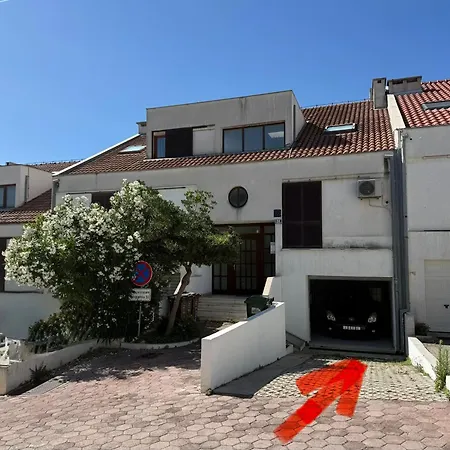 Sea View Apartment Reno W/Garage-3