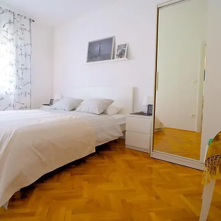 Luxe 3Br Apartment Split-3