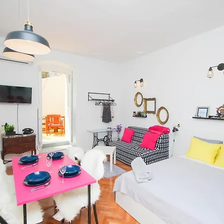 Fab 'N' Chic Apartments-2