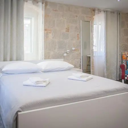 Elegant Residence Rooms&Apartments-2