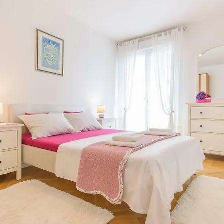 Comfortable And Stylish Apartment-3