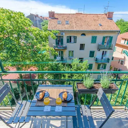 Balcony Central Apartment-3