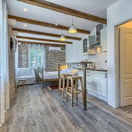Charming Studio Apartment-2
