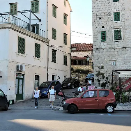 Bruno Split Centre Apartment And Room-2