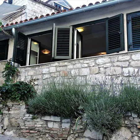 Bruno Split Centre Apartment And Room-3