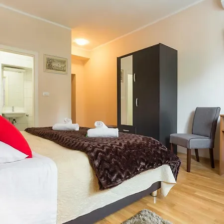 Golden Split Rooms-3