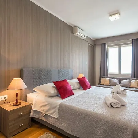 Golden Split Rooms-2