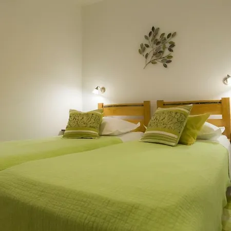 Julije Rooms-2