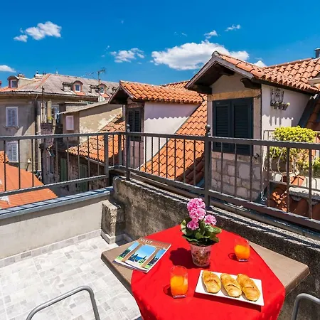 Rooftop City View Apartment In The Palace Walls-2