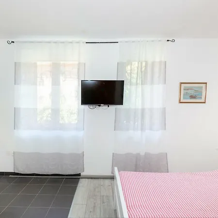 Studio Apartment Toma-2