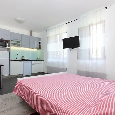 Studio Apartment Toma-3