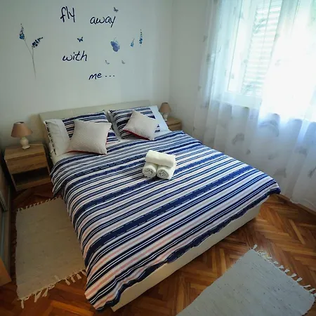 Green Garden Apartment-3