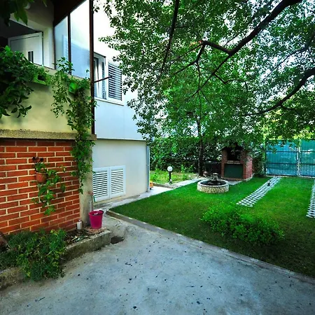 Green Garden Apartment-2