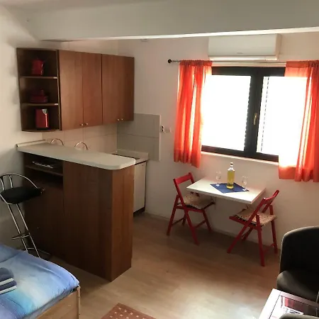 Centar 1 Private Room With Ensuite And Kitchenette-3