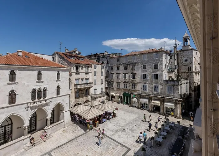 Main Square Duplex With Rooftop Terrace Split acceptant les animaux