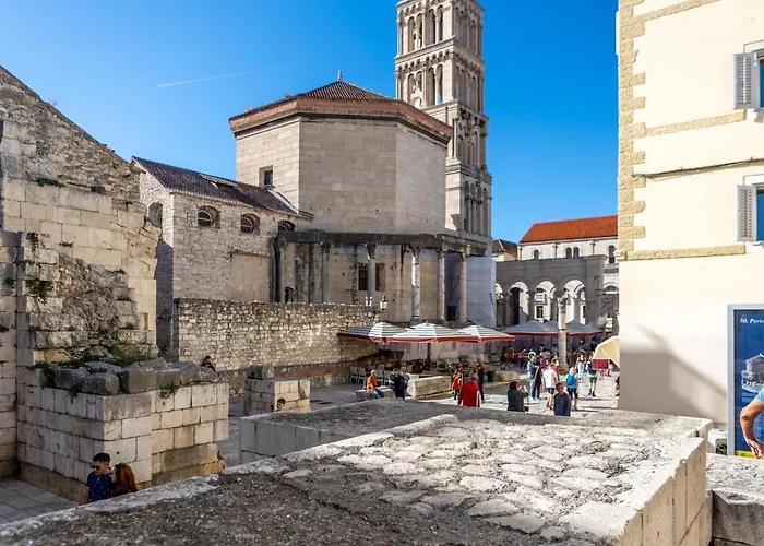 Haustierfreundliches Bacvice - 2 Bedroom , Terrace,3 Air Conditioners, Parking,Elevator 3 Minutes To The Beach Split